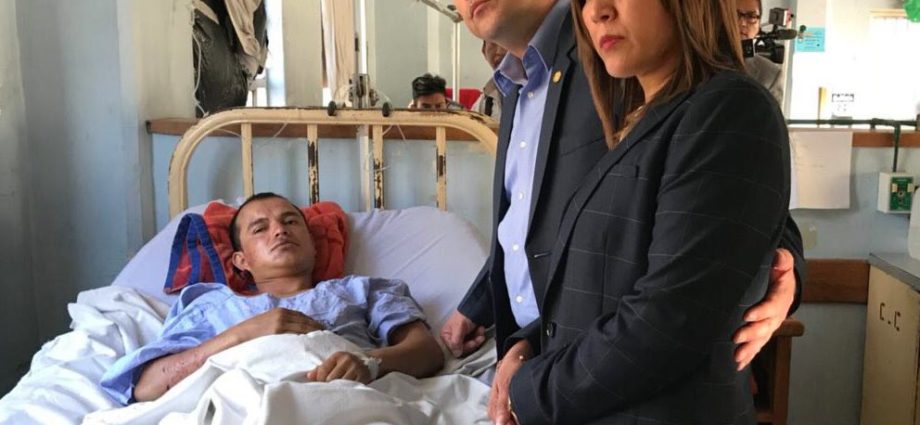 Presidente Jimmy Morales visitó en el Hospital Roosevelt a los pacientes del accidente en Ruta Interamericana