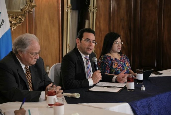 Diálogo por el desarrollo impulsa presidente de Guatemala con industriales