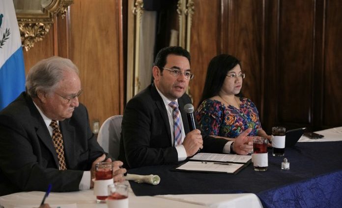 Diálogo por el desarrollo impulsa presidente de Guatemala con industriales