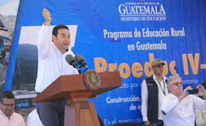 Presidente Morales y embajador de Alemania colocan primera piedra de instituto en Purulhá