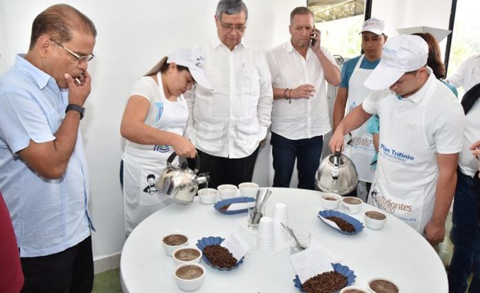 Vicepresidente Cabrera visita productoras de café para promover el desarrollo en la región