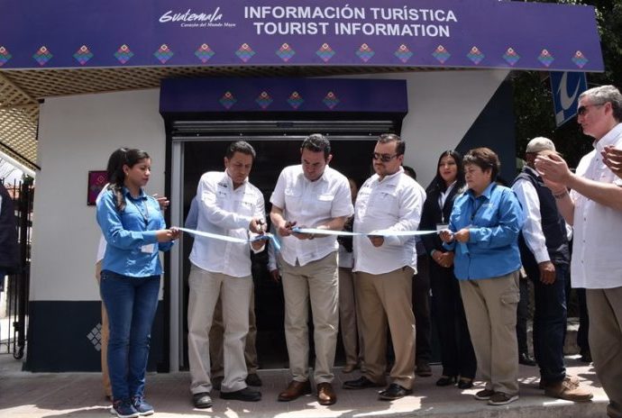 Presidente de Guatemala inaugura oficina de turismo en Panajachel