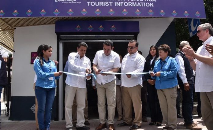 Presidente de Guatemala inaugura oficina de turismo en Panajachel