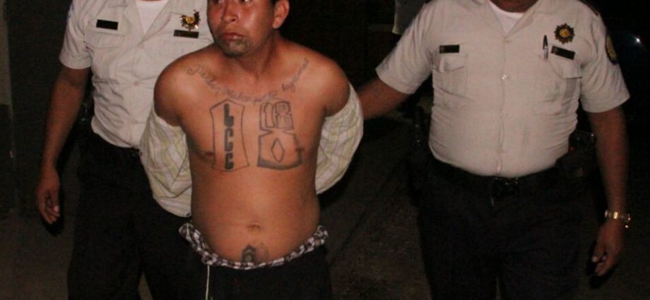 Presunto sicario de la mara 18 capturado con arma de fuego de manera ilegal