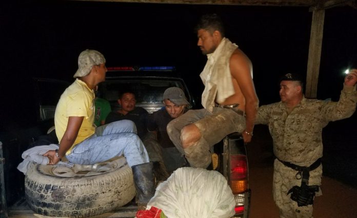 Capturan a 6 personas que depredaban área protegida en la ribera de Río Dulce