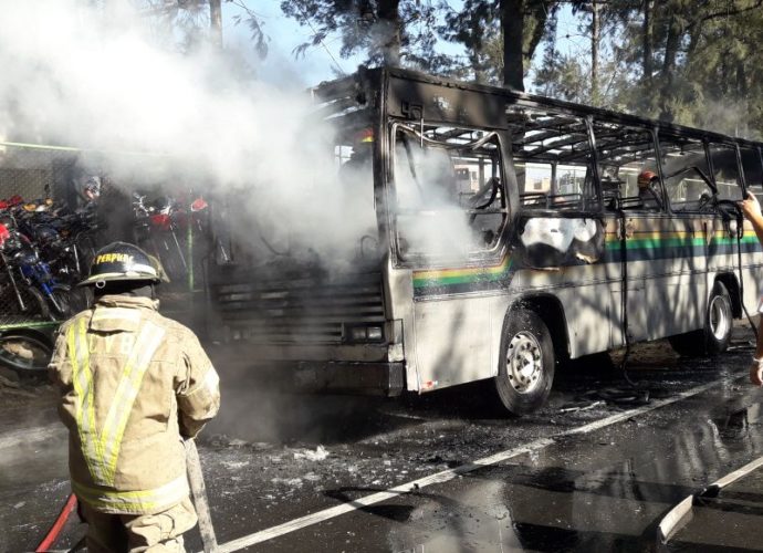Al menos 9 personas heridas tras incendio de bus ruta 203