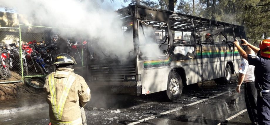 Al menos 9 personas heridas tras incendio de bus ruta 203