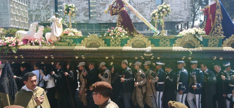Procesión Jesús Nazareno de La Misericordia de la Guardia de Honor recorre el Centro Histórico