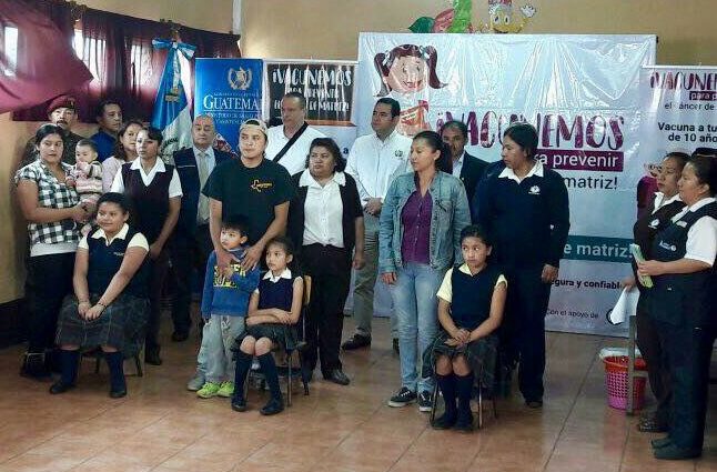 Presidente Morales supervisa jornada de vacunación de prevención de cáncer de matriz en Sacatepéquez