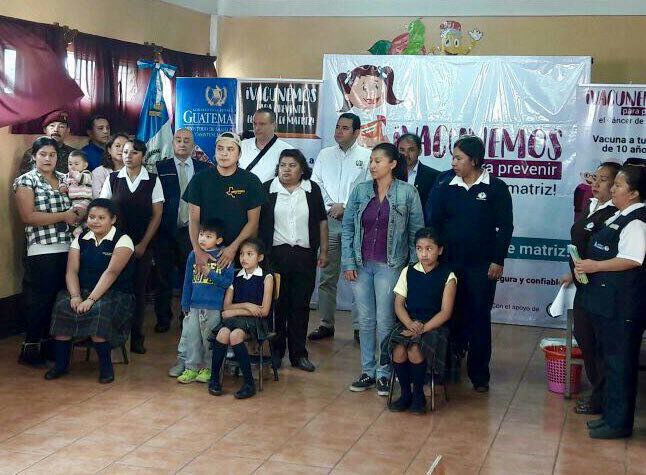 Presidente Morales supervisa jornada de vacunación de prevención de cáncer de matriz en Sacatepéquez