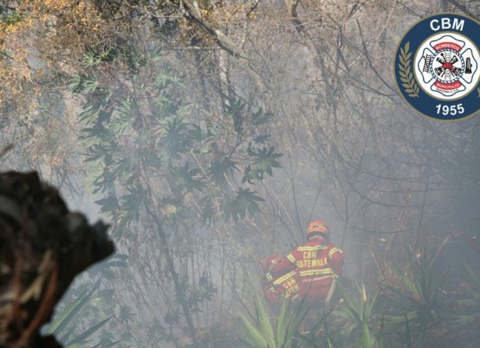 Bomberos Municipales reportan incendio forestal de grandes proporciones en zona 13