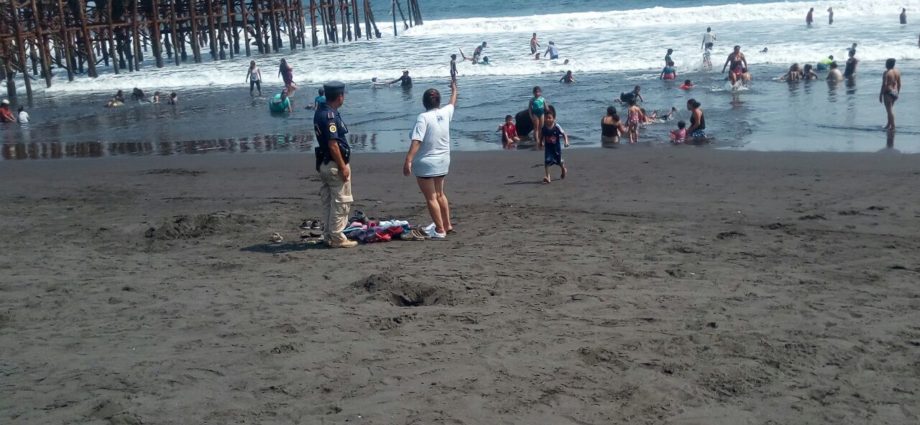 PNC brinda seguridad en la playa pública del Puerto de San José, Escuintla