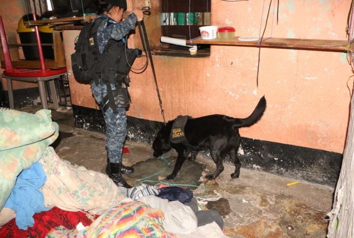 Encuentran objetos ilícitos en centro carcelario para hombres de Jalapa