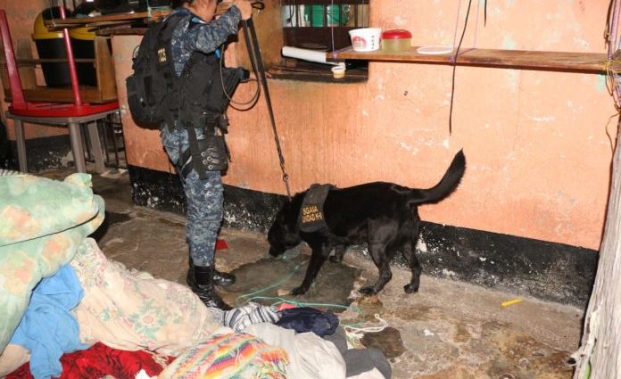 Encuentran objetos ilícitos en centro carcelario para hombres de Jalapa