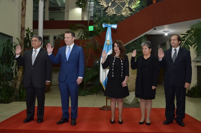Juranmentan a cinco nuevos Embajadores que representan a Guatemala en el Exterior