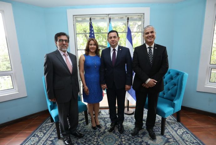 Presidente de Guatemala participa en izada de bandera de Estados Unidos