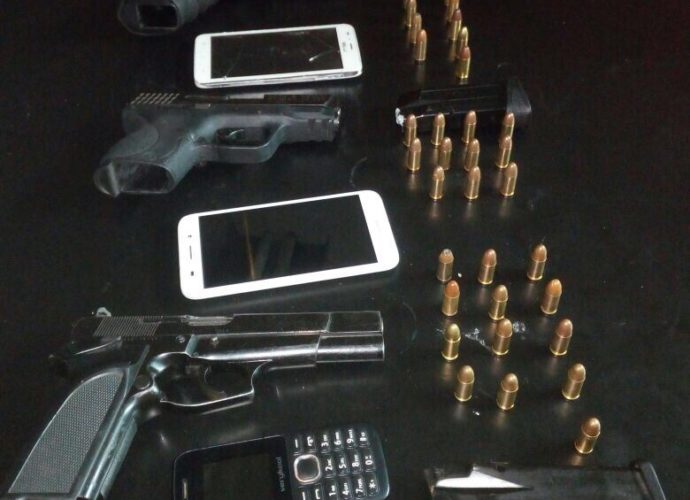 Cinco presuntos pandilleros detenidos con tres armas de fuego y 53 municiones