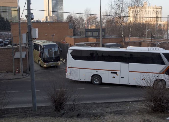 Buses salen de embajada de EE.UU. en Moscú por plazo de expulsión