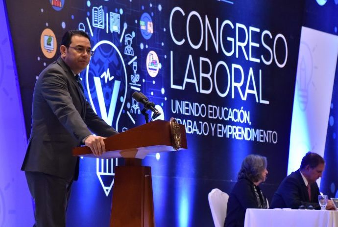 Presidente de Guatemala pide unión de sectores para alcanzar objetivos en educación y empleo
