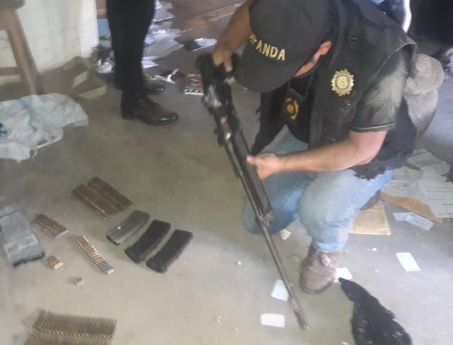 Localizan fusil de asalto y municiones en La Trinidad, Ciudad Quetzal