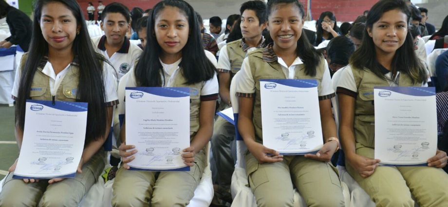 96 jóvenes del Programa “Quédate” en Sololá, se gradúan tras ser capacitados técnicamente