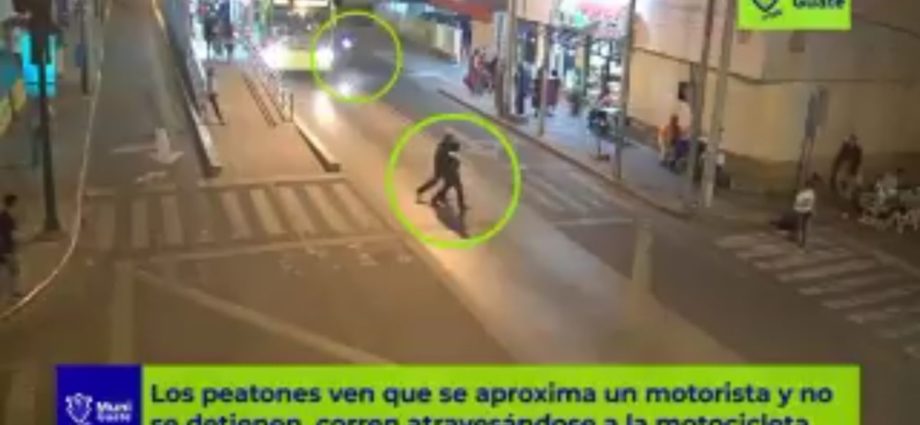 Video sobre “Imprudencias al Manejar”: Motorista arrolla a dos peatones