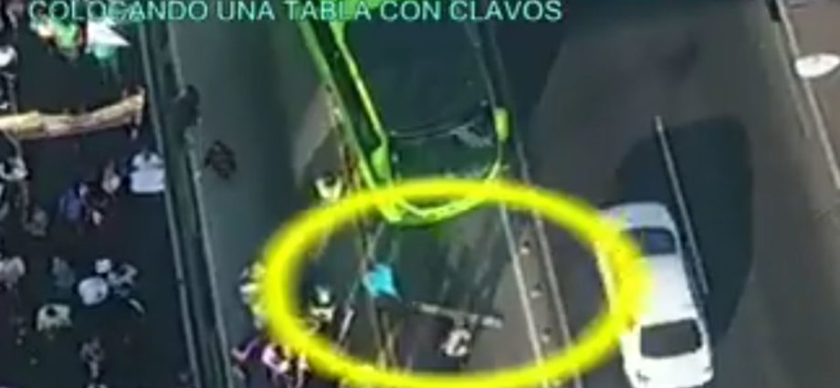 VIDEO: Manifestantes de CODECA colocaron tablas de madera con clavos para impedir el paso del Transmetro