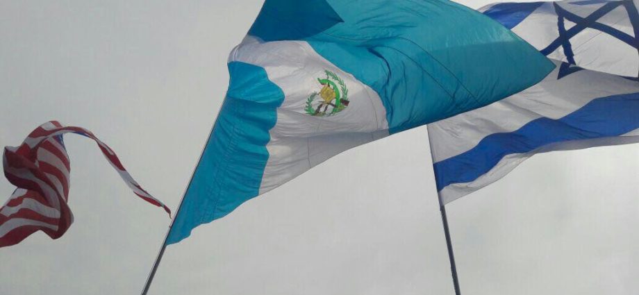 Izamiento de banderas de Guatemala y Estados Unidos por traslado de la embajada de Guatemala en Israel