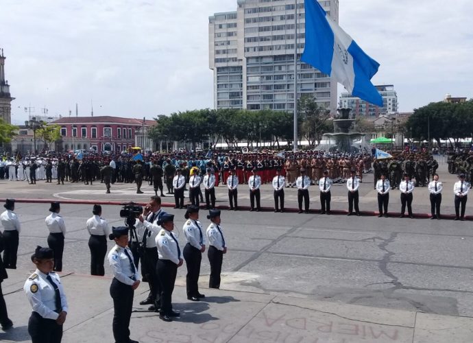 Este es el momento de la llegada de la carroza fúnebre con el cuerpo de Álvaro Arzú al Palacio Nacional de la Cultura