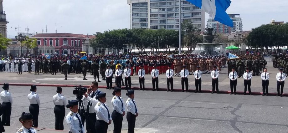 Este es el momento de la llegada de la carroza fúnebre con el cuerpo de Álvaro Arzú al Palacio Nacional de la Cultura
