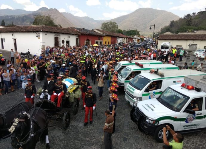 Carroza Fúnebre con el cuerpo de Álvaro Arzú llega a la Antigua Guatemala en medio de aplausos