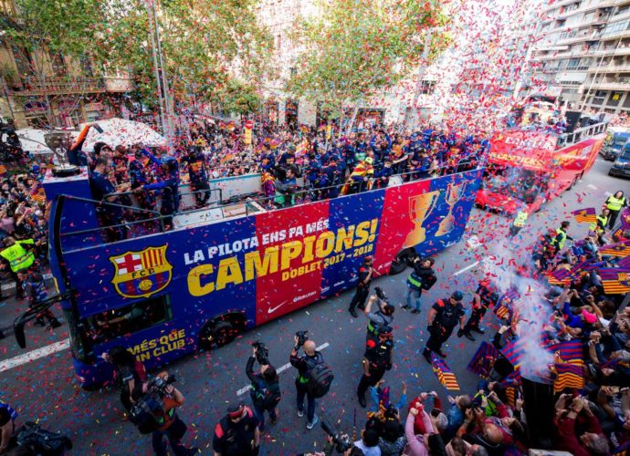 El Club Catalán recorre Barcelona festejando con su afición “El Doblete”
