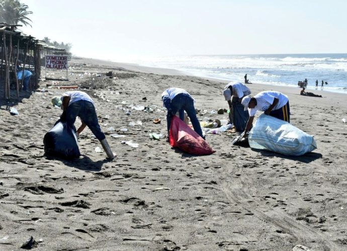 Este domingo el Ministerio de Ambiente recogerá en las playas públicas cerca de 35 toneladas de basura