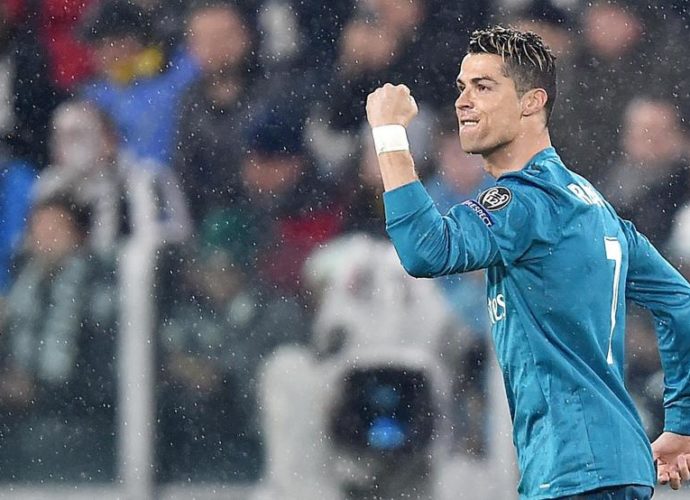 Cristiano Ronaldo es aplaudido por aficionados de la Juventus luego de anotar un gol de chilena