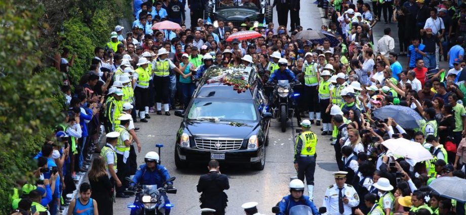 Carroza Fúnebre sale de la Municipalidad de Guatemala rumbo a Antigua Guatemala tras el homenaje de miles de personas