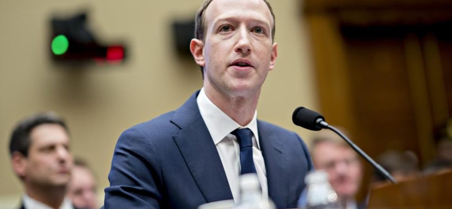 Zuckerberg reconoce que sus datos también fueron filtrados a Cambridge Analytica
