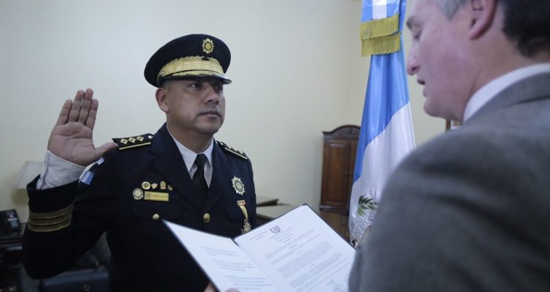 Ministro de Gobernación juramenta a nuevos mandos policiales