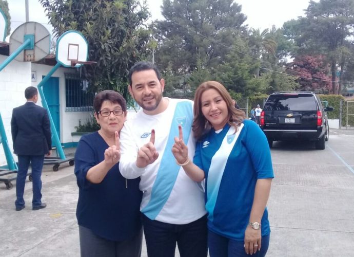 Presidente de la República Jimmy Morales, vota en la Consulta Popular
