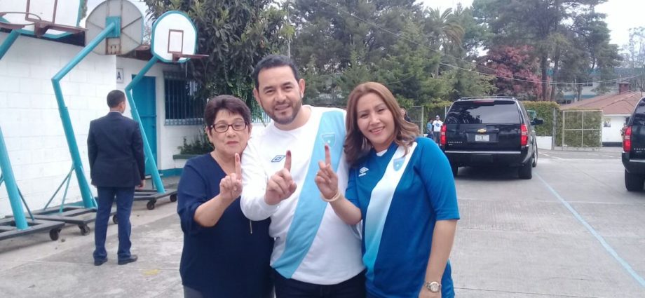 Presidente de la República Jimmy Morales, vota en la Consulta Popular
