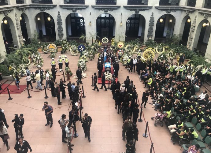 Ciudadanos Ingresan a Palacio Nacional para despedirse de Álvaro Arzú