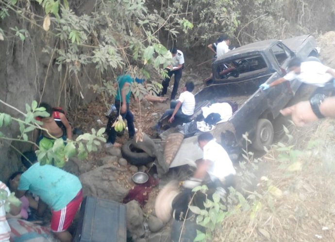 Bomberos Voluntarios auxilian a 8 personas tras accidente de tránsito en ruta a El Salvador