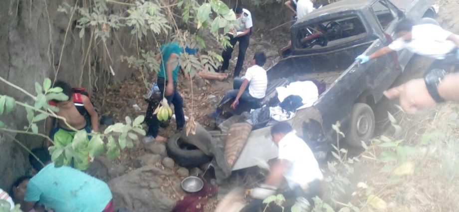 Bomberos Voluntarios auxilian a 8 personas tras accidente de tránsito en ruta a El Salvador