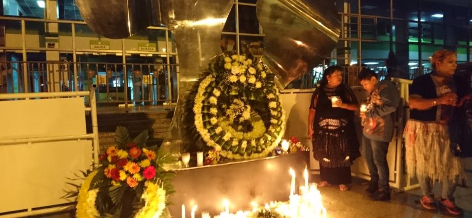 Personas llegan a la Municipalidad de Guatemala tras la muerte de Álvaro Arzú