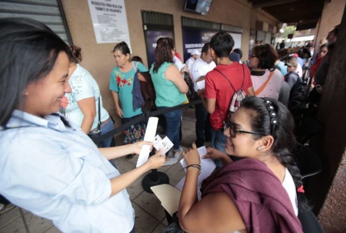 Usuarios ven positiva la implementación de tickets en Centro de Emisión de Pasaportes