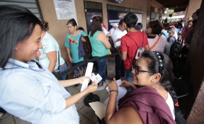Usuarios ven positiva la implementación de tickets en Centro de Emisión de Pasaportes
