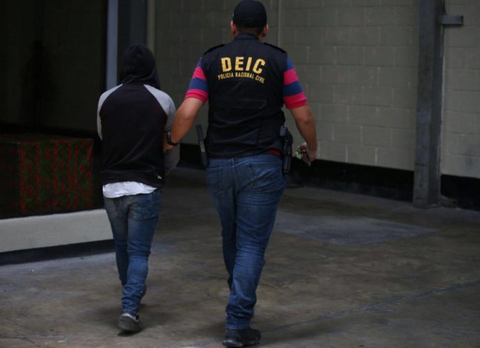 Hombre es capturado por posesión y difusión de material pornográfico de menores de edad