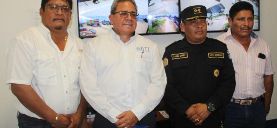 Inauguran de centro de monitoreo de cámaras de video vigilancias en Petén