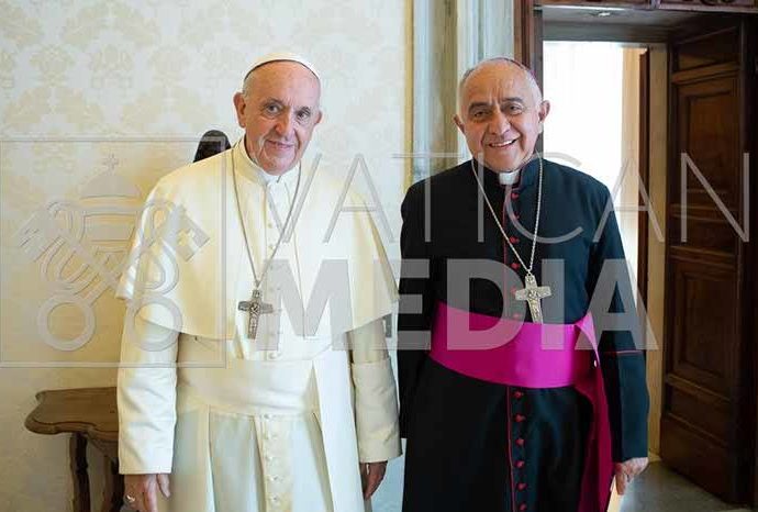 Monseñor Raúl Antonio Martínez Paredes se reúne con el Papa Francisco en el Vaticano