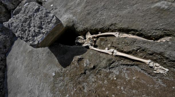 Descubren en Pompeya esqueleto de hombre víctima de erupción del Vesubio
