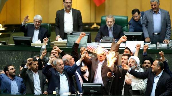 El Parlamento iraní contesta a Trump con la quema de la bandera de EE.UU